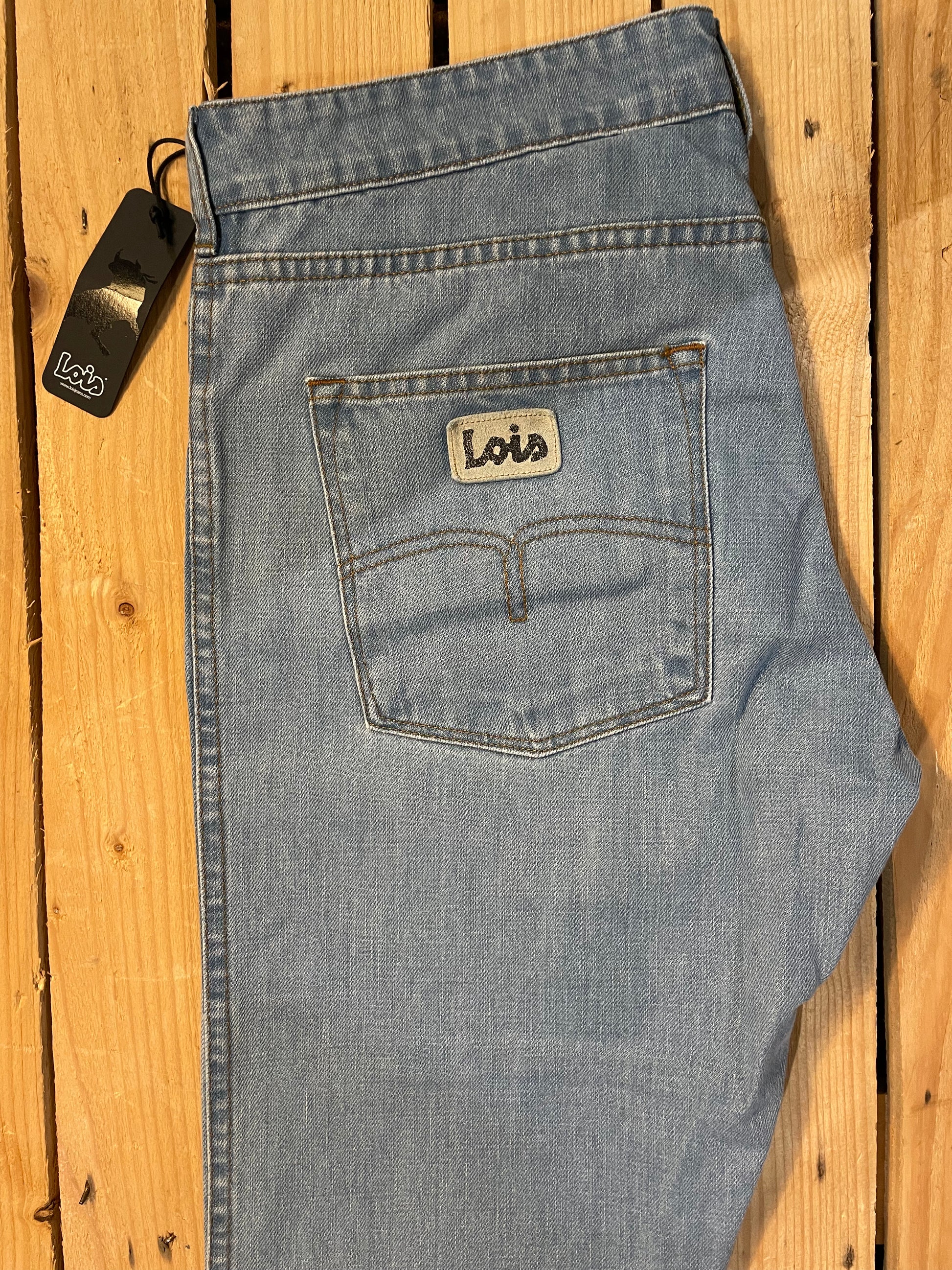 Lois Terrace Jeans - Light Wash - Back pocket branding