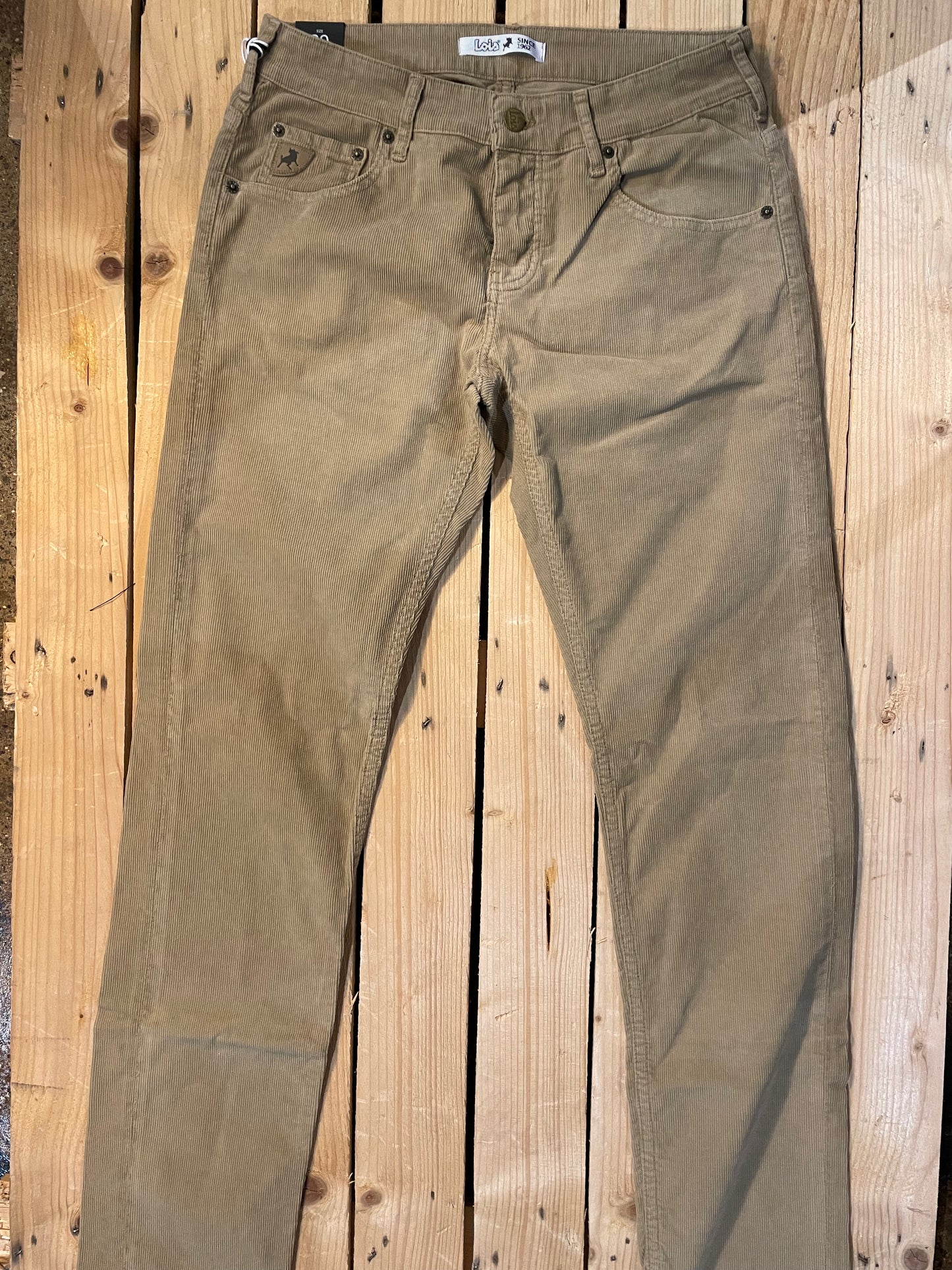 Lois needle cord sierra fit - tan